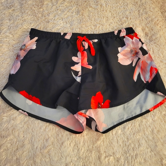 Old Navy Mid-Riae Floral Print 3 inch inseam Dolphin Hem Running Short; Size M - Picture 1 of 4